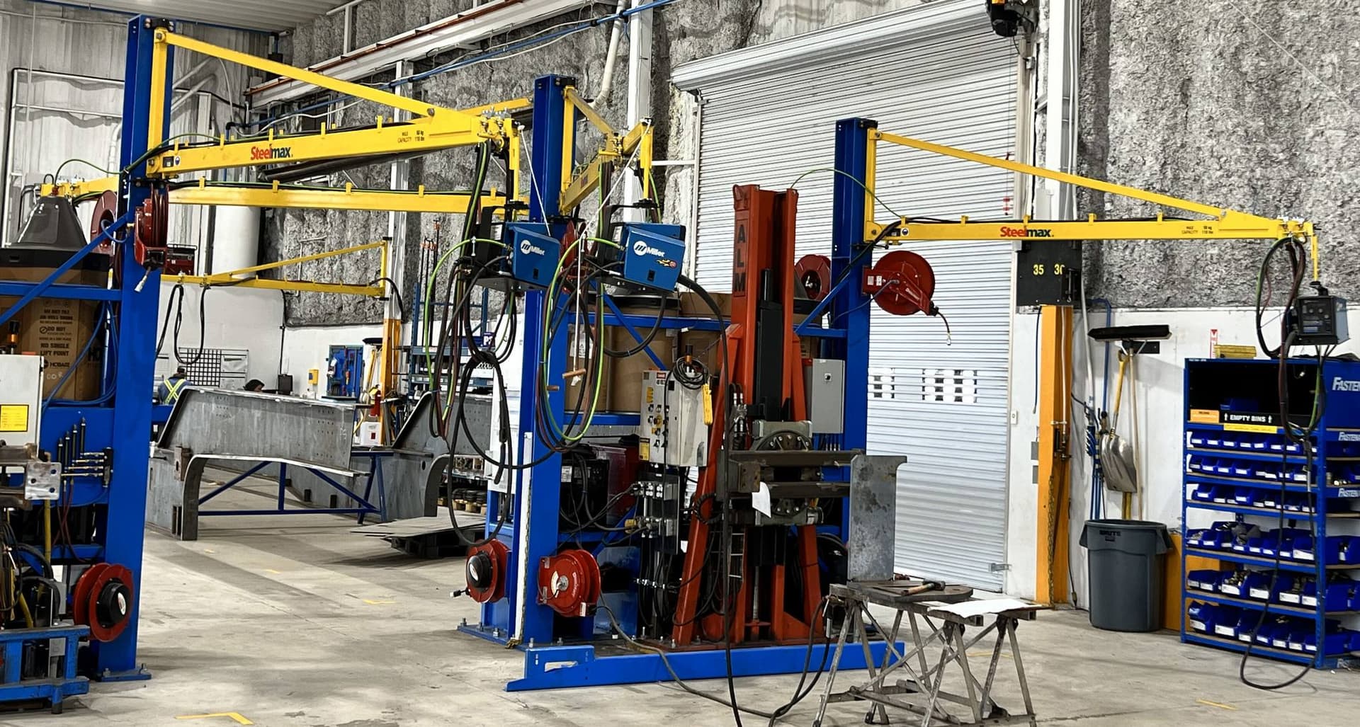 Brazos giratorios Steelmax con carretes de micro alambre en planta